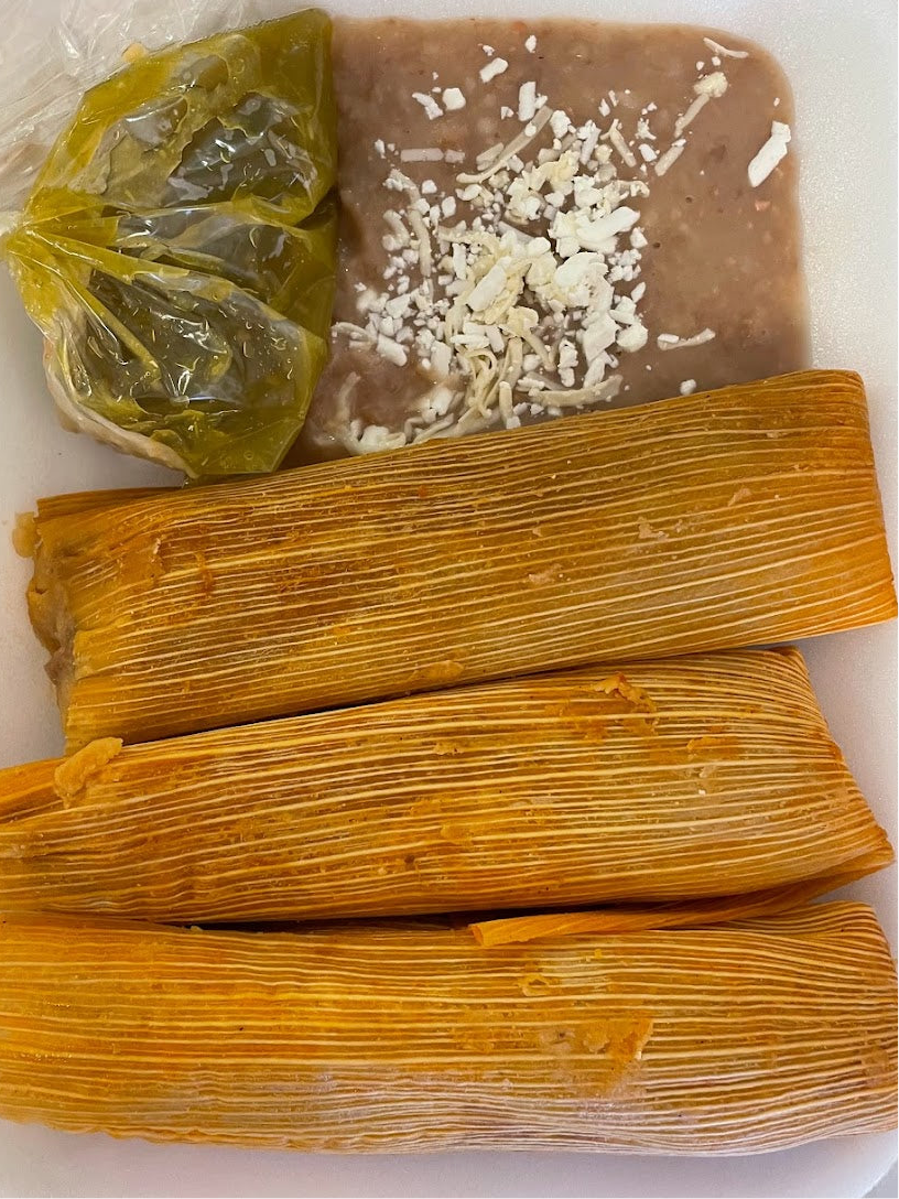 Tamales de carne(3) con frijoles - Lunch - Este artículo solo está disponible para entrega los días martes y jueves.